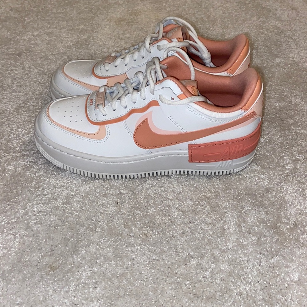 Never worn pink AF1’s, size 7 in women’s! I love these just never wore them!